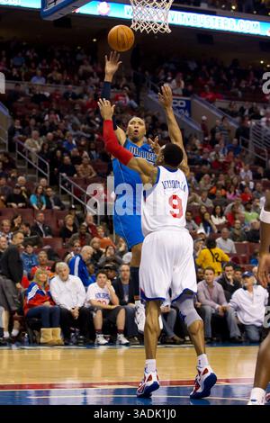 17. Februar 2012: Dallas Mavericks Small Forward Shawn Marion (0) schlägt 76 im NBA-Spiel zwischen den Dallas Mavericks und den Philadelphia 76ers im Wells Fargo Center in Philadelphia (Pennsylvania) gegen Andre Iguodala (9) vor. The Mavericks Beat the 76ers, 82-75.(Bild: © Chris Szagola/Cal Sport Media/ZUMAPRESS.com) Stockfoto