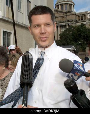 August 2001; Houston, Texas, USA; YATES wurde am 03.12.2002 in zwei Fällen wegen Kapitalmordes für schuldig befunden. RUSSELL YATES verlässt das Harris County Criminal Courts Building für die Anklage seiner Frau Andrea Yates, die wegen des Ertrinkens der Todesfälle ihrer fünf Kinder angeklagt wird. (Bild: James Nielsen/ZUMAPRESS.com) Stockfoto