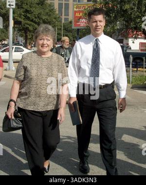 August 2001; Houston, Texas, USA; YATES wurde am 03.12.2002 in zwei Fällen wegen Kapitalmordes für schuldig befunden. RUSSELL YATES (R) und seine Mutter DORA YATES verlassen das Harris County Criminal Courts Building wegen der Anklage seiner Frau Andrea Yates, die wegen des Ertrinkens ihrer fünf Kinder angeklagt wird. (Bild: James Nielsen/ZUMAPRESS.com) Stockfoto