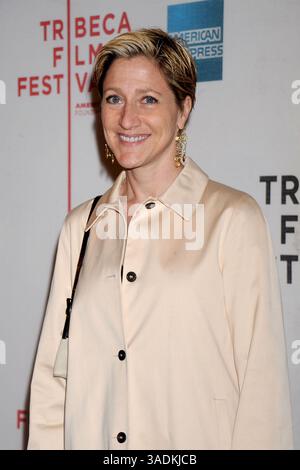 April 2008. New York City . Schauspielerin Edie Falco kommt zur 7. Jährlichen Premiere des Tribeca Film Festivals „Tennessee“ im Borough of Manhattan Community College / Tribeca Performing Arts Center (Bild: Sharkpixs/ZUMAPRESS.com) Stockfoto