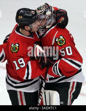 19. Februar 2012 – Chicago, IL, USA – Chicago Blackhawks Center Jonathan Toews (19) und Torwart Corey Crawford (50) feiern am Sonntag, 19. Februar 2012, einen 3-1-Sieg über die St. Louis Blues im United Center in Chicago, Illinois. (Bild: © Brian Cassella/Chicago Tribune/MCT/ZUMAPRESS.com) Stockfoto