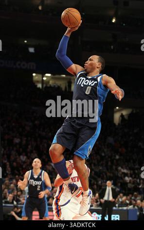 19. Februar 2012 - New York, NY, USA - The Dallas Mavericks' Shawn Marion (0) stellt einen Korb gegen die New York Knicks im Madison Square Garden in New York City auf, Sonntag, 19. Februar 2012. Die Knicks besiegten die Mavs zwischen 104 und 97. (Bild: © Jim Mcisaac/Newsday/MCT/ZUMAPRESS.com) Stockfoto