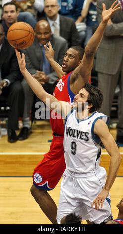 19. Februar 2012 - Minneapolis, MN, USA - Ricky Rubio, Ricky Rubio, Ricky Rubio, die Minnesota Timberwolves, schlagen die Philadelphia 76ers' Thaddeus Young in der zweiten Halbzeit im Target Center in Minneapolis, Minnesota, Sonntag, 19. Februar 2012. Die Timberwolves besiegten die Sixers zwischen 92 und 91. (Bild: © Marlin Levison/Minneapolis Star Tribune/MCT/ZUMAPRESS.com) Stockfoto