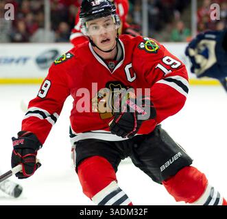19. Februar 2012: Chicago, IL. Blackhawk Jonathan Toews #19 in Aktion während des NHL-Spiels zwischen den Chicago Blackhawks und den St. Louis Blues im United Center in Chicago, Illinois. (Bild: © Mike Wulf/Cal Sport Media/ZUMAPRESS.com) Stockfoto