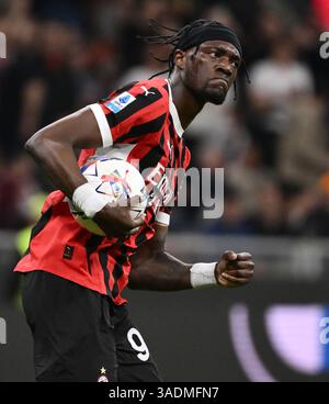 Mailand. April 2025. Tammy Abraham von AC Mailand feiert sein Tor während eines Fußballspiels der Serie A zwischen dem AC Mailand und Fiorentina im April in Mailand. 5, 2025. Quelle: Xinhua/Alamy Live News Stockfoto