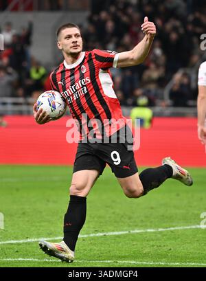 Mailand. April 2025. Luka Jovic feiert sein Tor während eines Fußballspiels der Serie A zwischen dem AC Mailand und Fiorentina im April in Mailand. 5, 2025. Quelle: Xinhua/Alamy Live News Stockfoto