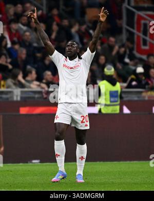 Mailand. April 2025. Moise Kean von Fiorentina feiert sein Tor während eines Fußballspiels der Serie A zwischen dem AC Mailand und Fiorentina im April in Mailand. 5, 2025. Quelle: Xinhua/Alamy Live News Stockfoto