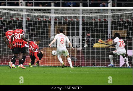 Mailand. April 2025. Malick Thiaw (3. L) erzielt sein eigenes Tor während eines Fußballspiels der Serie A zwischen dem AC Milan und Fiorentina im April in Mailand. 5, 2025. Quelle: Xinhua/Alamy Live News Stockfoto