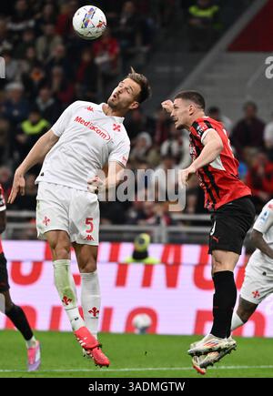 Mailand. April 2025. Luka Jovic (R) von AC Mailand streitet im April mit Marin Pongracic von Fiorentina während eines Fußballspiels der Serie A zwischen AC Mailand und Fiorentina in Mailand. 5, 2025. Quelle: Xinhua/Alamy Live News Stockfoto