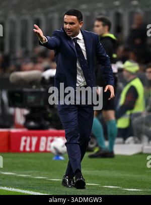 Mailand. April 2025. Fiorentinas Cheftrainer Raffaele Palladino gibt während eines Fußballspiels der Serie A zwischen dem AC Mailand und Fiorentina im April in Mailand Gesten. 5, 2025. Quelle: Xinhua/Alamy Live News Stockfoto