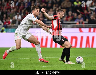 Mailand. April 2025. Luka Jovic (R) des AC Mailand schießt während eines Fußballspiels der Serie A zwischen dem AC Mailand und Fiorentina im April in Mailand. 5, 2025. Quelle: Xinhua/Alamy Live News Stockfoto