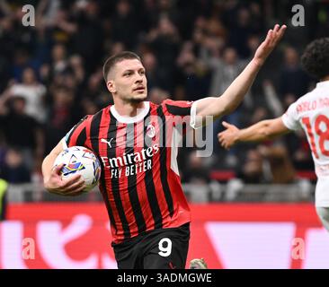 Mailand. April 2025. Luka Jovic feiert sein Tor während eines Fußballspiels der Serie A zwischen dem AC Mailand und Fiorentina im April in Mailand. 5, 2025. Quelle: Xinhua/Alamy Live News Stockfoto