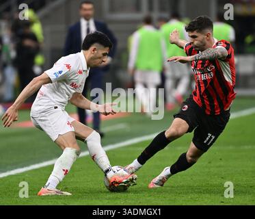 Mailand. April 2025. Christian Pulisic (R) des AC Mailand streitet im April mit Fabiano Parisi von Fiorentina während eines Fußballspiels der Serie A zwischen dem AC Mailand und Fiorentina in Mailand. 5, 2025. Quelle: Xinhua/Alamy Live News Stockfoto
