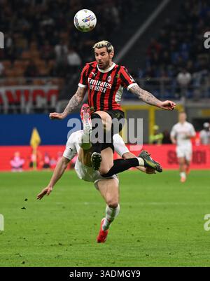 Mailand. April 2025. Theo Hernandez (Front) des AC Mailand tritt im April während eines Fußballspiels der Serie A zwischen dem AC Mailand und Fiorentina in Mailand an. 5, 2025. Quelle: Xinhua/Alamy Live News Stockfoto