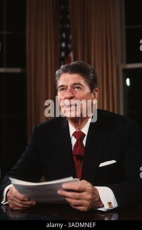 Oktober 1986; Washington, DC, USA; 40. US-Präsident (1981-89) RONALD WILSON REAGAN während der Pressekonferenz des isländischen Gipfels. Geboren am 6. Februar 1911 in Tampico, Illinois. (Kreditbild: Pamela Price/ZUMAPRESS.com) Stockfoto