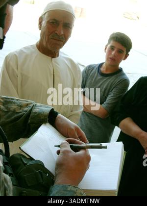 10. Oktober 2005; Mossul, IRAK; ein Offizier der amerikanischen Armee schreibt Informationen über eine Schule auf, die zu einem Wahllokal in Mossul, Irak, für das Verfassungsreferendum am 15. Oktober 2005 umgewandelt wurde. Viele Schulen in Mossul wurden in der Woche vor dem Referendum geschlossen und die irakische Armee und Polizei besetzten die Stätten. (Kreditbild: Bill Putnam/ZUMAPRESS.com) Stockfoto