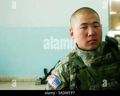 10. Oktober 2005; Mossul, IRAK; First Lt. James Kwon, ein Zugführer in Kompanie, C, 1. Infanterieregiment, an einer Schule in Mossul, Irak, konvertierte zu einem Wahlort für das kommende Verfassungsreferendum des Landes am 15. Oktober 2005. (Kreditbild: Bill Putnam/ZUMAPRESS.com) Stockfoto
