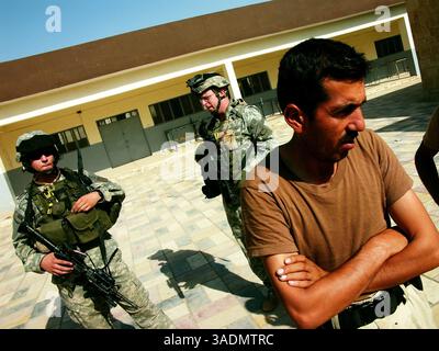 10. Oktober 2005; Mossul, IRAK; Soldaten der irakischen Armee und der US-Armee in einer Schule in Mossul, Irak, konvertierten zu einem Wahlort für das Verfassungsreferendum des Landes am 15. Oktober 2005. Viele Schulen in Mossul wurden in der Woche des Referendums geschlossen, als irakische Armee- und Polizeieinheiten einzogen, um sie zu sichern. (Kreditbild: Bill Putnam/ZUMAPRESS.com) Stockfoto