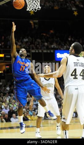 28. Februar 2012: Nashville, Tennessee, Vereinigte Staaten von Amerika - Florida Gators Guard Erving Walker (11) trifft auf Vanderbilt Commodores Guard Kedren Johnson (2) und Commodores Forward Jeffery Taylor (44) während der NCAA-Aktion in der 1. Halbzeit am Memorial Gymnasium in Nashville, TN. Vanderbilt gewann das Spiel 77:67. (Bild: © Mike Strasinger/Southcreek/ZUMAPRESS.com) Stockfoto
