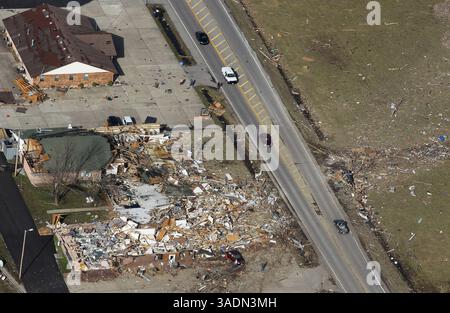 29. Februar 2012 - Harrisburg, IL, USA - Luftaufnahme von Harrisburg, Illinois, nach einem Tornado am Mittwoch, 29. Februar 2012, bei dem mindestens 6 Menschen ums Leben kamen. (Bild: © Abel Uribe/Chicago Tribune/MCT/ZUMAPRESS.com) Stockfoto