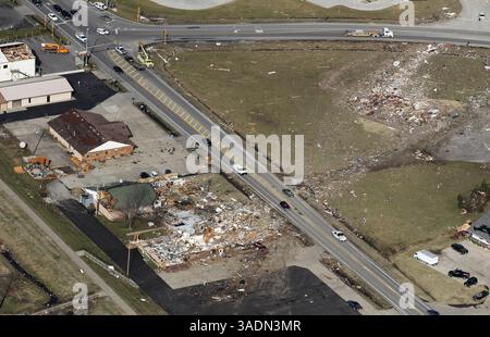 29. Februar 2012 - Harrisburg, IL, USA - Luftaufnahme von Harrisburg, Illinois, nach einem Tornado am Mittwoch, 29. Februar 2012, bei dem mindestens 6 Menschen ums Leben kamen. (Bild: © Abel Uribe/Chicago Tribune/MCT/ZUMAPRESS.com) Stockfoto