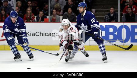29. Februar 2012 - Chicago, IL, USA - die Chicago Blackhawks' Patrick Sharp (10) taucht am Mittwoch, 29. Februar 2012 im United Center in Chicago, Illinois, für den Puck in der zweiten Periode gegen die Toronto Maple Leafs. (Bild: © Chris Sweda/Chicago Tribune/MCT/ZUMAPRESS.com) Stockfoto