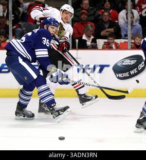 29. Februar 2012 - Chicago, IL, USA - die Chicago Blackhawks' Marian Hossa führt am Mittwoch, 29. Februar 2012, im United Center in Chicago, Illinois, den Puck um Carl Gunnarsson (36) der Toronto Maple Leafs. (Bild: © Chris Sweda/Chicago Tribune/MCT/ZUMAPRESS.com) Stockfoto