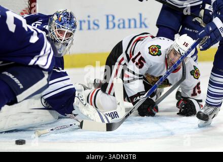 29. Februar 2012 – Chicago, IL, USA – die Chicago Blackhawks’ Andrew Brunette (15) und Toronto Maple Leafs Torhüter Jonas Gustavsson beobachten den Puck in der ersten Periode im United Center in Chicago, Illinois, am Mittwoch, den 29. Februar 2012. (Bild: © Chris Sweda/Chicago Tribune/MCT/ZUMAPRESS.com) Stockfoto