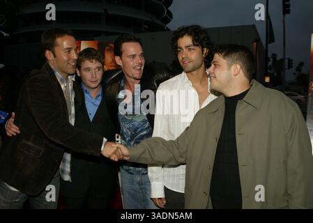 Juni 2004; Hollywood, CA, USA; die Schauspieler JEREMY PIVEN, KEVIN CONNOLLY, KEVIN DILLON, ADRIAN GRENIER und JERRY FERRARA bei der Premiere der HBO-Serie „Entourage“ im Avalon. (Bild: Phil Han/ZUMAPRESS.com) Stockfoto
