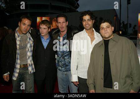 Juni 2004; Hollywood, CA, USA; die Schauspieler JEREMY PIVEN, KEVIN CONNOLLY, KEVIN DILLON, ADRIAN GRENIER und JERRY FERRARA bei der Premiere der HBO-Serie „Entourage“ im Avalon. (Bild: Phil Han/ZUMAPRESS.com) Stockfoto