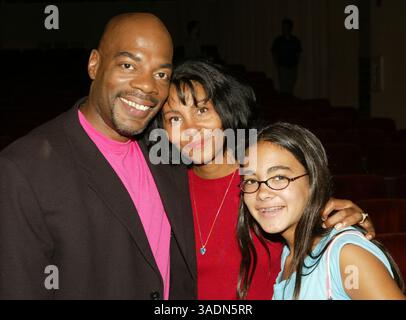 August 2004; Glendale, CA, USA; der Funnyman ALONZO BODDEN (hier mit seiner Frau und seiner Tochter) gewann die TV-Reality-Show Last Comic Standing: Battle of the Best. (Bild: Phil Han/ZUMAPRESS.com) Stockfoto