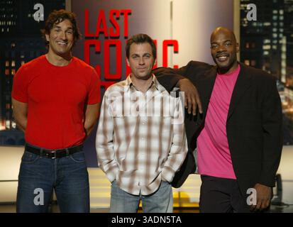August 2004; Glendale, CA, USA; Funnyman JOHN HEFFRON (Mitte) gewann die zweite Staffel der TV-Show Last Comic Standing und besiegte die Finalisten GARY GULMAN (links) und ALONZO BODDEN. (Bild: Phil Han/ZUMAPRESS.com) Stockfoto