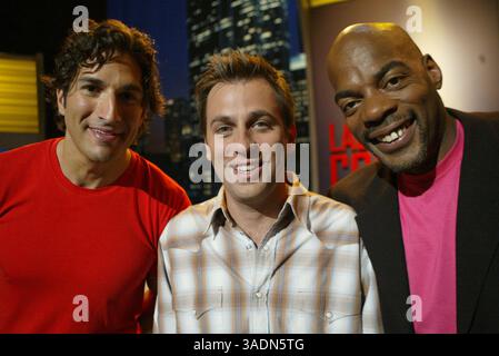 August 2004; Glendale, CA, USA; Funnyman JOHN HEFFRON (Mitte) gewann die zweite Staffel der TV-Show Last Comic Standing und besiegte die Finalisten GARY GULMAN (links) und ALONZO BODDEN. (Bild: Phil Han/ZUMAPRESS.com) Stockfoto
