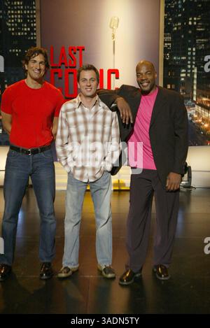 August 2004; Glendale, CA, USA; Funnyman JOHN HEFFRON (Mitte) gewann die zweite Staffel der TV-Show Last Comic Standing und besiegte die Finalisten GARY GULMAN (links) und ALONZO BODDEN. (Bild: Phil Han/ZUMAPRESS.com) Stockfoto