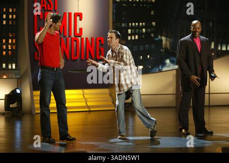 August 2004; Glendale, CA, USA; Funnyman JOHN HEFFRON (Mitte) gewann die zweite Staffel der TV-Show Last Comic Standing und besiegte die Finalisten GARY GULMAN (links) und ALONZO BODDEN. (Bild: Phil Han/ZUMAPRESS.com) Stockfoto