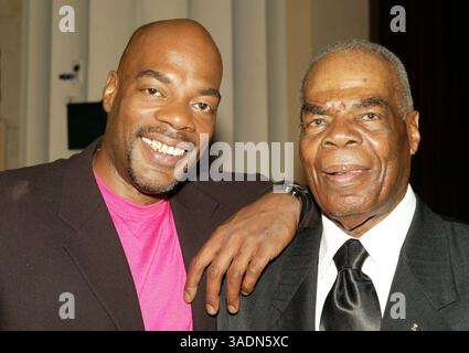 August 2004; Glendale, CA, USA; der Funnyman ALONZO BODDEN (hier mit seinem Vater) gewann die TV-Reality-Show Last Comic Standing: Battle of the Best. (Bild: Phil Han/ZUMAPRESS.com) Stockfoto