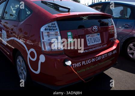 26. September 2008 - Santa Monica, Kalifornien, USA - die Alternative Energy and Transportation Expo in Santa Monica, CA, bot Besuchern einen Blick in die Zukunft des Verkehrs. Vertreten waren Elektrofahrzeuge, Fahrzeuge mit komprimiertem Erdgas, Fahrzeuge mit Wasserstoff-Brennstoffzellen, Gas/Elektro-Hybride, Biodiesel und ein mit Druckluft betriebenes Automobil. Hier ist ein modifizierter Toyota Prius abgebildet, der mit zusätzlichen Batterien 100 MPG erhält (Credit Image: Alex Pitt/ZUMAPRESS.com) Stockfoto