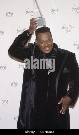 Januar 2002; Los Angeles, CA, USA; Grammy-Gewinner Luther Vandross, dessen tiefe, üppige Stimme auf Hits wie Here and Now und Any Love mehr als 25 Millionen Alben verkaufte, starb am 1. Juli 2005. Im Bild: Sänger Luther Vandross posiert hinter der Bühne während der 29. Jährlichen American Music Awards im Shrine Auditorium in Los Angeles, CA. (Bild: Brian Pobuda/ZUMAPRESS.com) Stockfoto