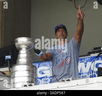 22. August 2008 – Chicago, IL, USA – Chris Chelios singt im siebten Inning mit der Stanley Cup Trophäe an seiner Seite, als die Chicago Cubs am 22. August 2008 die Washington Nationals im Wrigley Field in Chicago veranstalten. (Bild: © Phil Velasquez/TNS via ZUMA Wire) Stockfoto