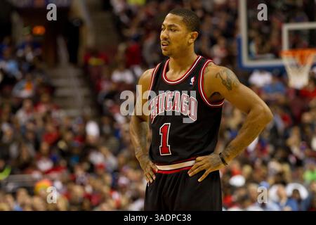 4. März 2012: Derrick Rose (1) der Chicago Bulls Point Guard sieht sich während des NBA-Spiels zwischen den Chicago Bulls und den Philadelphia 76ers im Wells Fargo Center in Philadelphia, Pennsylvania, an. Chicago Bulls Beats the Philadelphia 76ers, 96-91.(Bild: © Chris Szagola/Cal Sport Media/ZUMAPRESS.com) Stockfoto