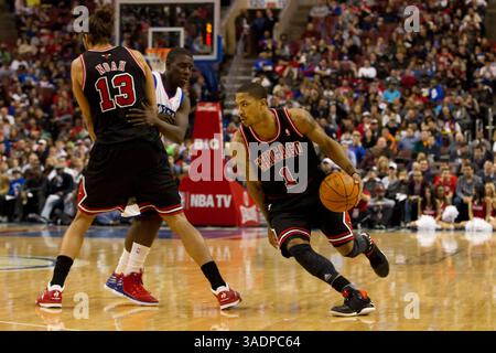 4. März 2012: Chicago Bulls Point Guard Derrick Rose (1) steuert auf den Korb zu, als Chicago Bulls Center Joakim Noah (13) Philadelphia 76ers Point Guard Jrue Holiday (11) während des NBA-Spiels zwischen den Chicago Bulls und den Philadelphia 76ers im Wells Fargo Center in Philadelphia, Pennsylvania, beobachtet. Chicago Bulls Beats the Philadelphia 76ers, 96-91.(Bild: © Chris Szagola/Cal Sport Media/ZUMAPRESS.com) Stockfoto