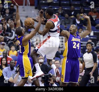 7. März 2012 – Washington, DC, USA – Los Angeles Lakers Point Guard Chris Duhon (21), links und Los Angeles Lakers Shooting Guard Kobe Bryant (24) verteidigen einen Schuss des Washington Wizards Shooting Guard Jordan Crawford (15) in der ersten Hälfte im Verizon Center in Washington, D.C. am Freitag, 14. Dezember 2012. (Bild: © Harry E. Walker/MCT/ZUMAPRESS.com) Stockfoto
