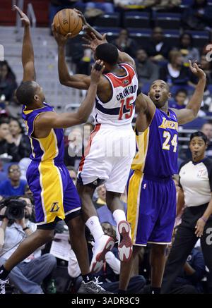 7. März 2012 – Washington, DC, USA – Los Angeles Lakers Point Guard Chris Duhon (21), links und Los Angeles Lakers Shooting Guard Kobe Bryant (24) verteidigen einen Schuss des Washington Wizards Shooting Guard Jordan Crawford (15) in der ersten Hälfte im Verizon Center in Washington, D.C. am Freitag, 14. Dezember 2012. (Bild: © Harry E. Walker/MCT/ZUMAPRESS.com) Stockfoto
