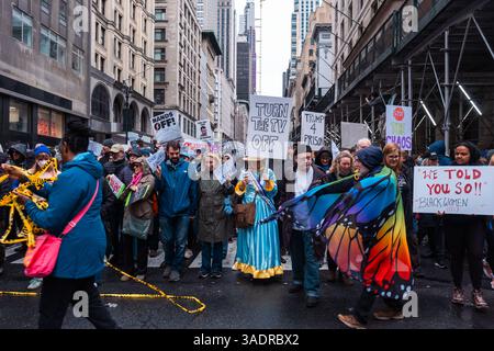 Protestveranstalter halten Demonstranten zurück, damit der Verkehr durch die Kreuzung an der 34. Straße und der Fifth Avenue fährt. Trotz des Regens versammeln sich Tausende von Demonstranten im Bryant Park und marschieren im Rahmen einer landesweiten Anti-Trump-Kundgebung zum Madison Square Park. Mehr als 1200 Städte und Städte sind beteiligt, aber auch einige im Ausland. Der Protest wurde von einer Koalition mehrerer Interessengruppen organisiert, darunter The Invisible, MoveOn, 50501 Movement & Women's March. Die Demonstranten fordern „Hands Off“ Gesundheitsfürsorge, soziale Sicherheit, Bildung und protestieren gegen Probleme, die die Gesundheit von Frauen bedrohen Stockfoto