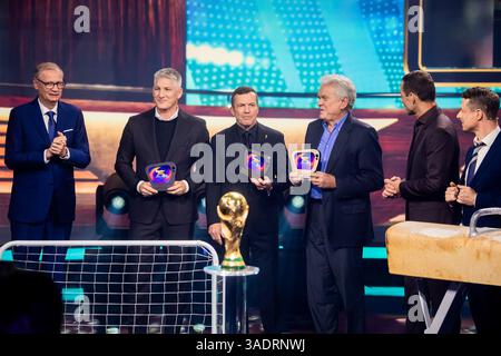 Berlin, Deutschland. März 2025. Günther Jauch (l-r), Moderator, Bastian Schweinsteiger, ehemaliger Fußballspieler und -Experte, Lothar Matthäus, ehemaliger Fußballspieler und Fußballkommentator, Sepp Maier, ehemaliger Fußballtorwart, Kai Pflaume, Moderator, und Alexander Bommes, Sportmoderator, tritt bei der Aufnahme von „75 Jahre ARD - The Great Anniversary Show“ im Studio Berlin-Adlershof auf. Quelle: Christoph Soeder/dpa/Alamy Live News Stockfoto