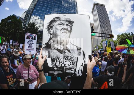Tampa, Florida, USA. April 2025. Eine Koalition von Aktivistengruppen, einschließlich Einwanderungsrechtsgruppen, versammelte sich und protestierte gegen die Politik von Donald Trump und das Manövrieren des Leiters der DOGE-Agentur, Elon Musk. (Kreditbild: © Dave Decker/ZUMA Press Wire) NUR REDAKTIONELLE VERWENDUNG! Nicht für kommerzielle ZWECKE! Stockfoto