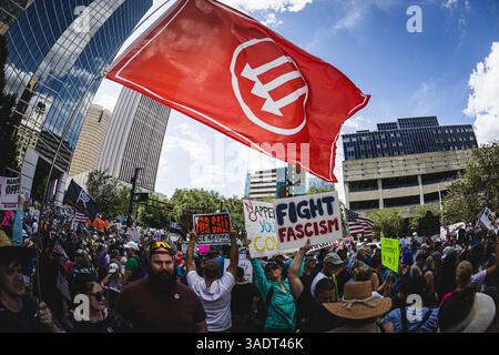 Tampa, Florida, USA. April 2025. Eine Koalition von Aktivistengruppen, einschließlich Einwanderungsrechtsgruppen, versammelte sich und protestierte gegen die Politik von Donald Trump und das Manövrieren des Leiters der DOGE-Agentur, Elon Musk. (Kreditbild: © Dave Decker/ZUMA Press Wire) NUR REDAKTIONELLE VERWENDUNG! Nicht für kommerzielle ZWECKE! Stockfoto