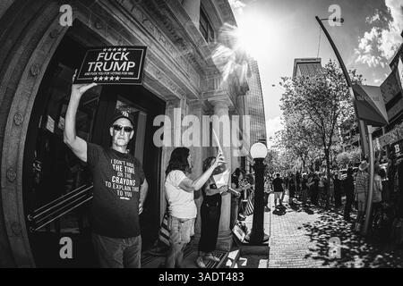 Tampa, Florida, USA. April 2025. Eine Koalition von Aktivistengruppen, einschließlich Einwanderungsrechtsgruppen, versammelte sich und protestierte gegen die Politik von Donald Trump und das Manövrieren des Leiters der DOGE-Agentur, Elon Musk. (Kreditbild: © Dave Decker/ZUMA Press Wire) NUR REDAKTIONELLE VERWENDUNG! Nicht für kommerzielle ZWECKE! Stockfoto