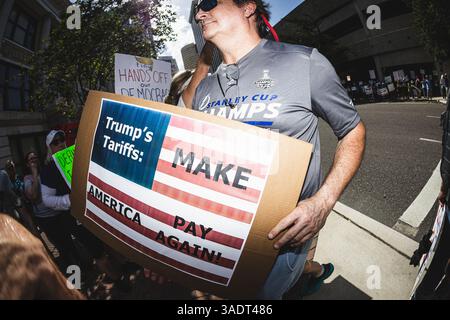 Tampa, Florida, USA. April 2025. Eine Koalition von Aktivistengruppen, einschließlich Einwanderungsrechtsgruppen, versammelte sich und protestierte gegen die Politik von Donald Trump und das Manövrieren des Leiters der DOGE-Agentur, Elon Musk. (Kreditbild: © Dave Decker/ZUMA Press Wire) NUR REDAKTIONELLE VERWENDUNG! Nicht für kommerzielle ZWECKE! Stockfoto