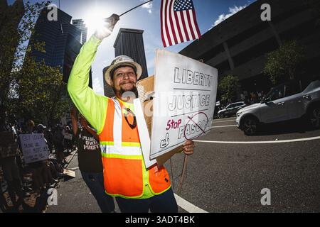 Tampa, Florida, USA. April 2025. Eine Koalition von Aktivistengruppen, einschließlich Einwanderungsrechtsgruppen, versammelte sich und protestierte gegen die Politik von Donald Trump und das Manövrieren des Leiters der DOGE-Agentur, Elon Musk. (Kreditbild: © Dave Decker/ZUMA Press Wire) NUR REDAKTIONELLE VERWENDUNG! Nicht für kommerzielle ZWECKE! Stockfoto
